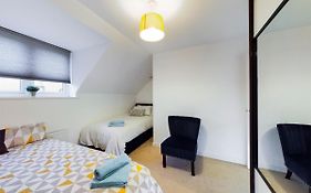 Cheerful 5-Bdr/3-Bath House W/ Free Parking
